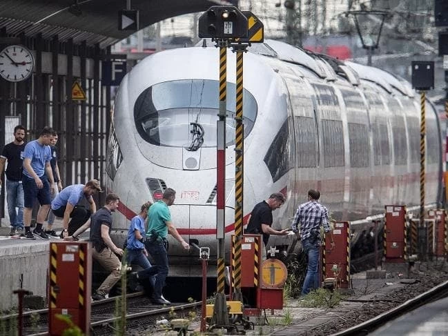 Γερμανία: Άγνωστα παραμένουν τα κίνητρα του 40χρονου που έσπρωξε τον 8χρονο στις γραμμές του τρένου